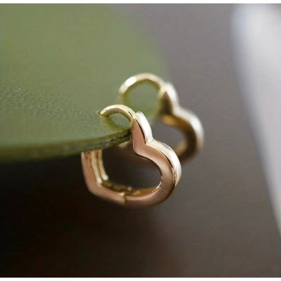 🎉Gorgeous Heart-Shaped 925 Silver Plated Hoop Earrings -Perfect for Everyday!🎉 - Picture 1 of 3